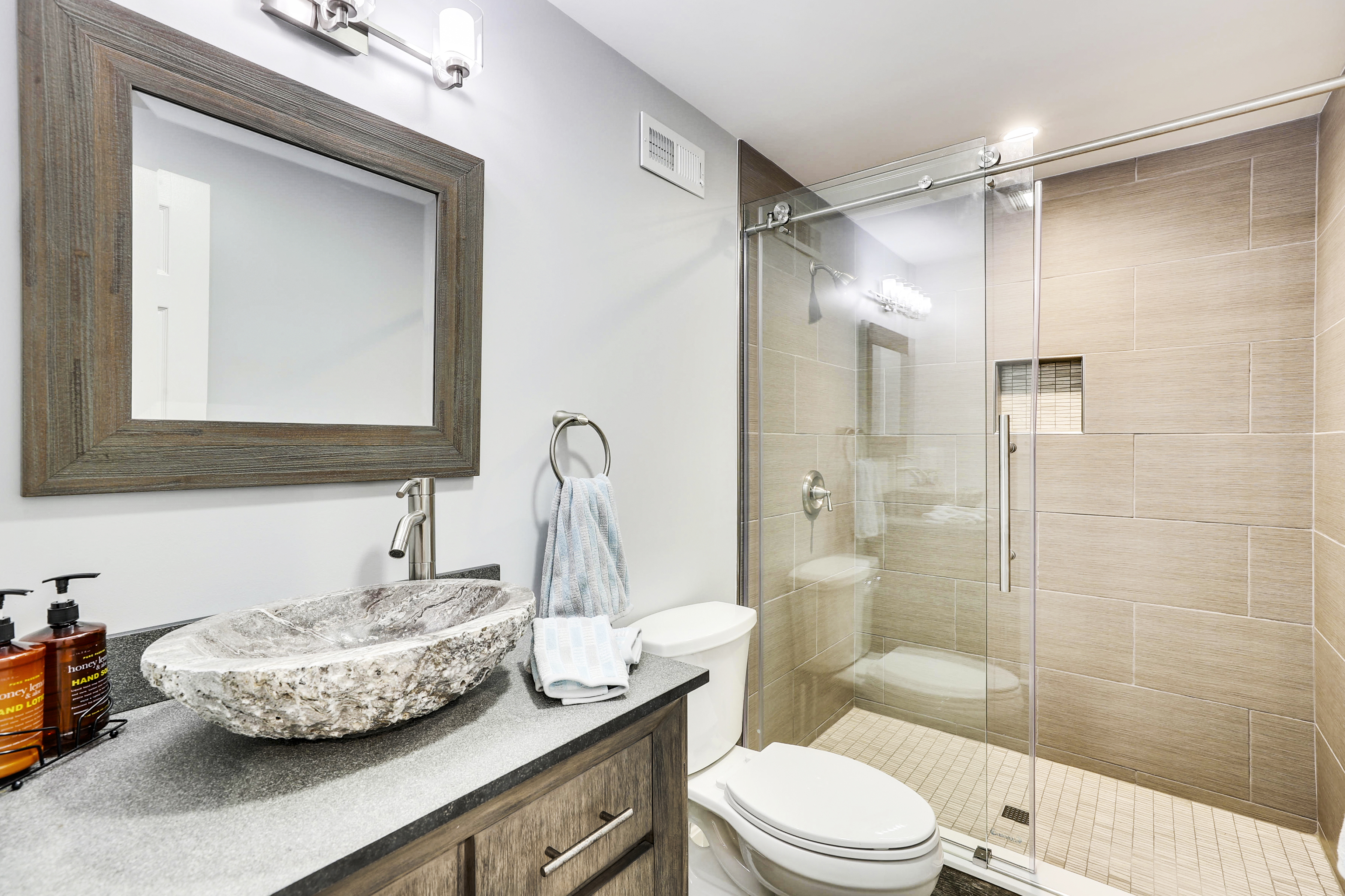 Lower Level-Bath-12I1284