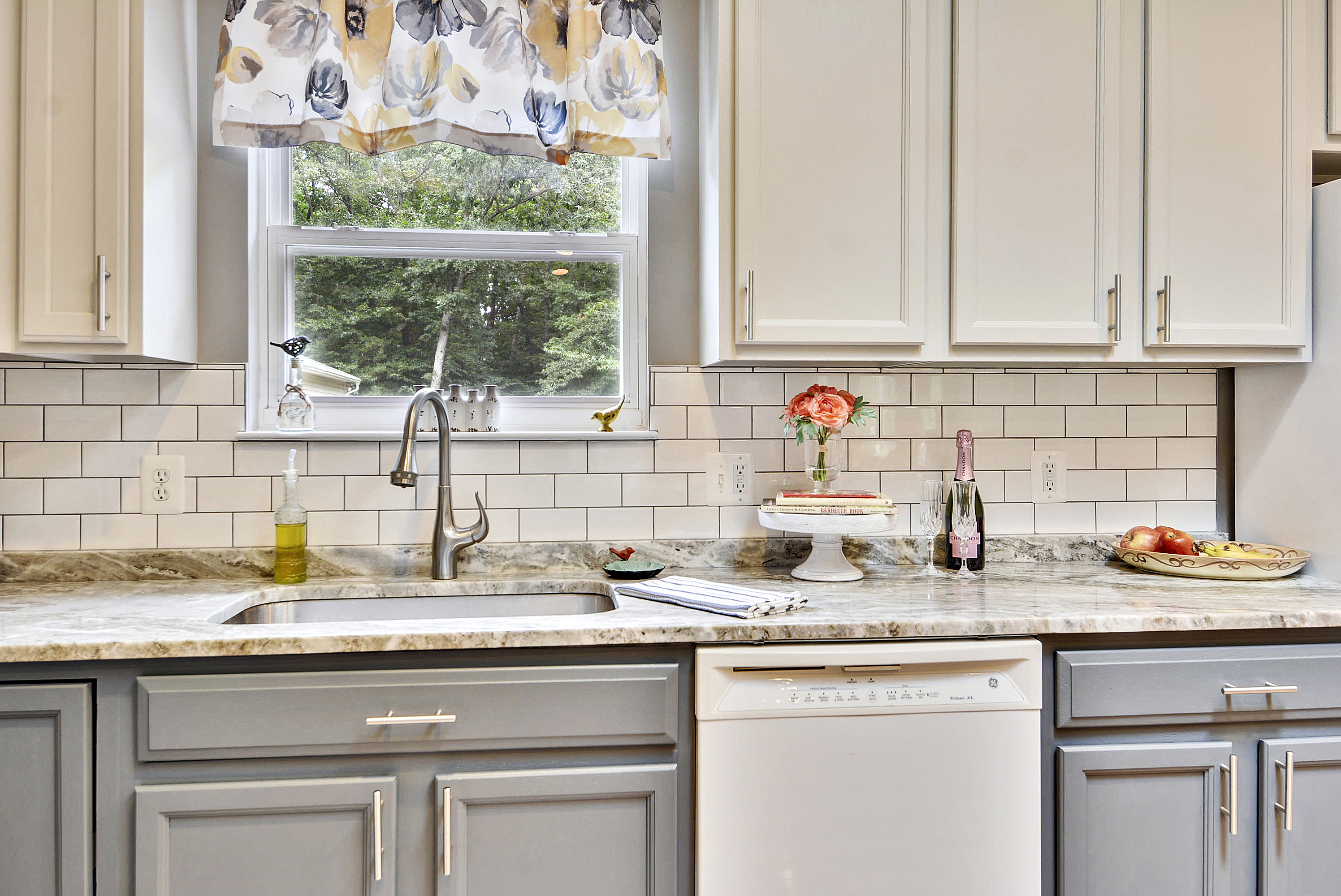 Main Level-Kitchen-DSC3270