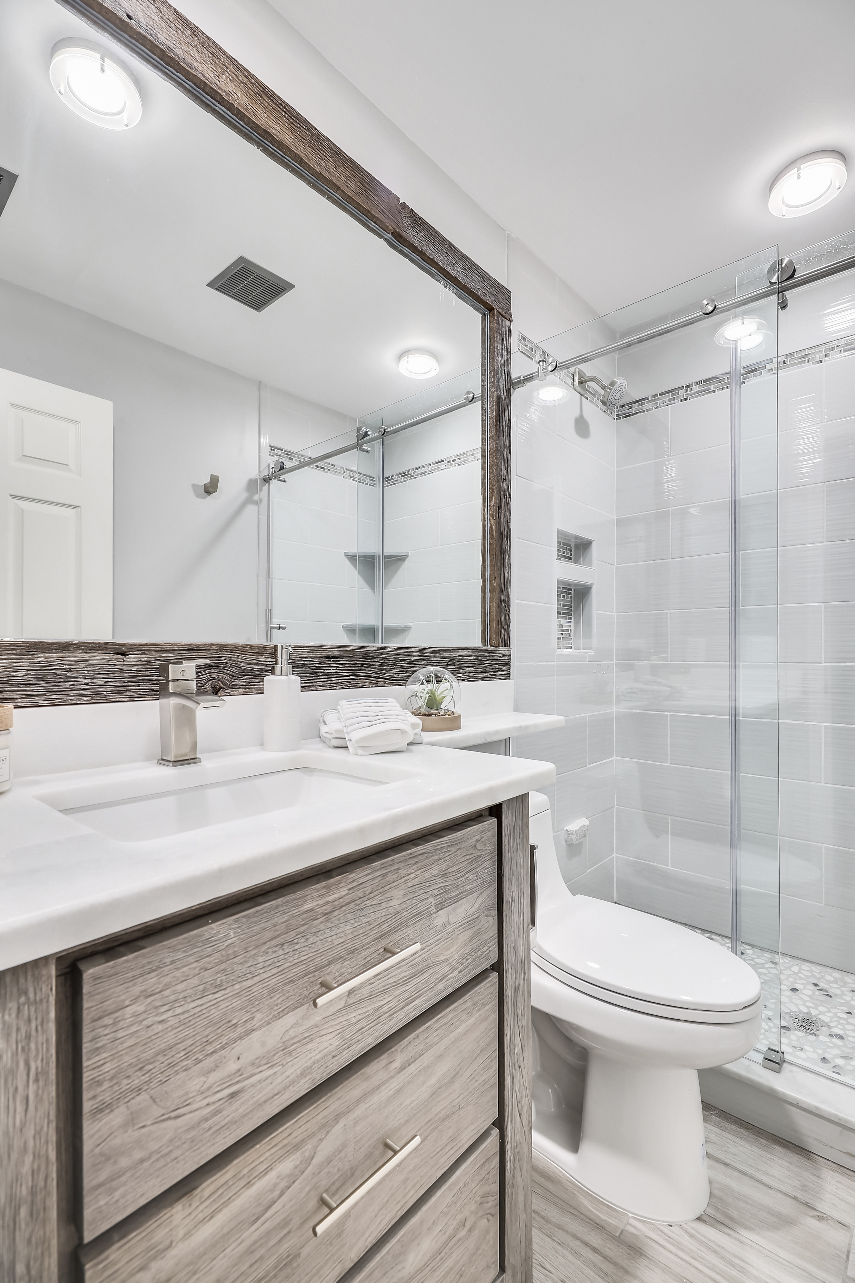 Upper Level-Bath-12I0006