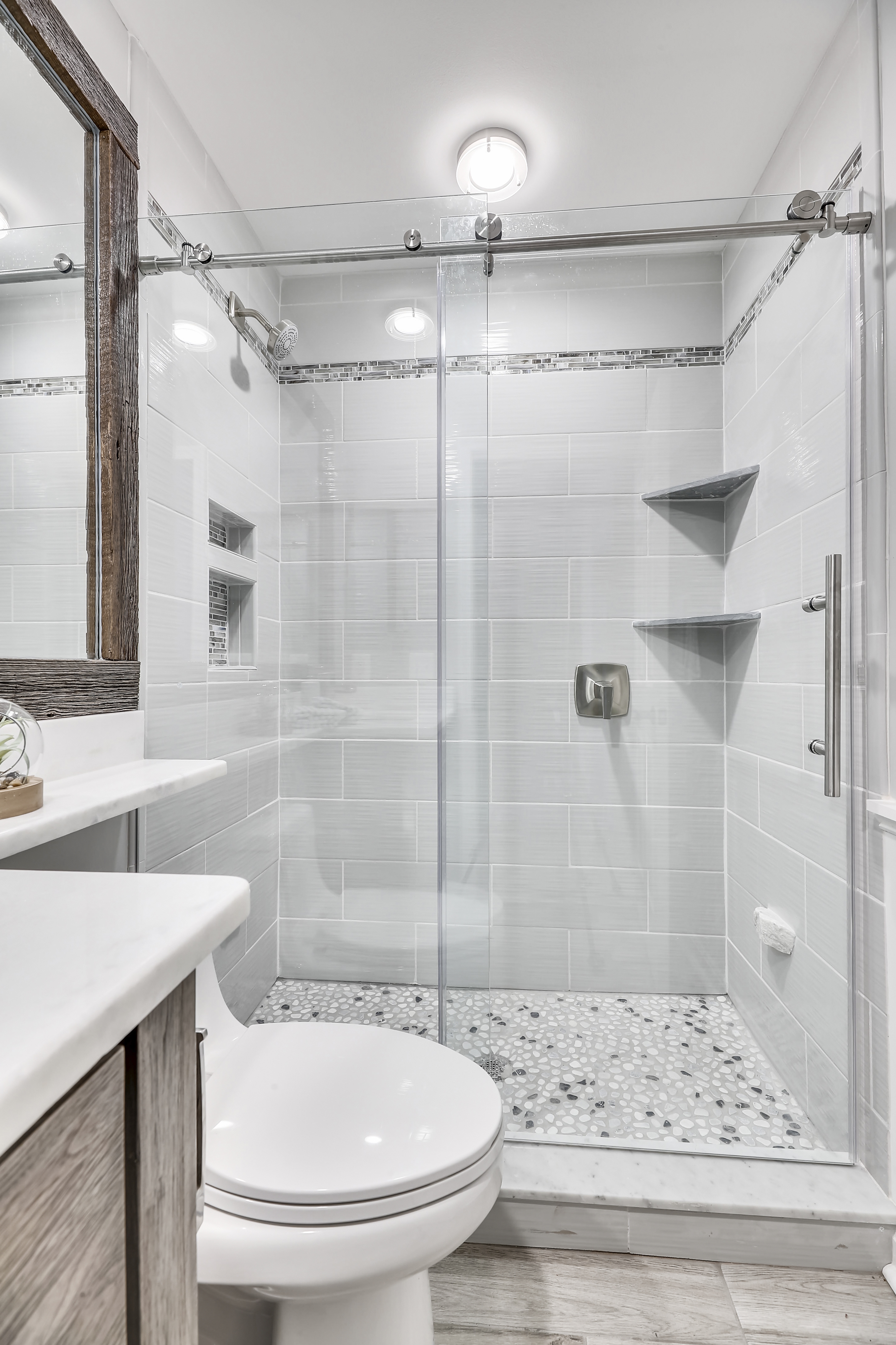 Upper Level-Bath-12I0011