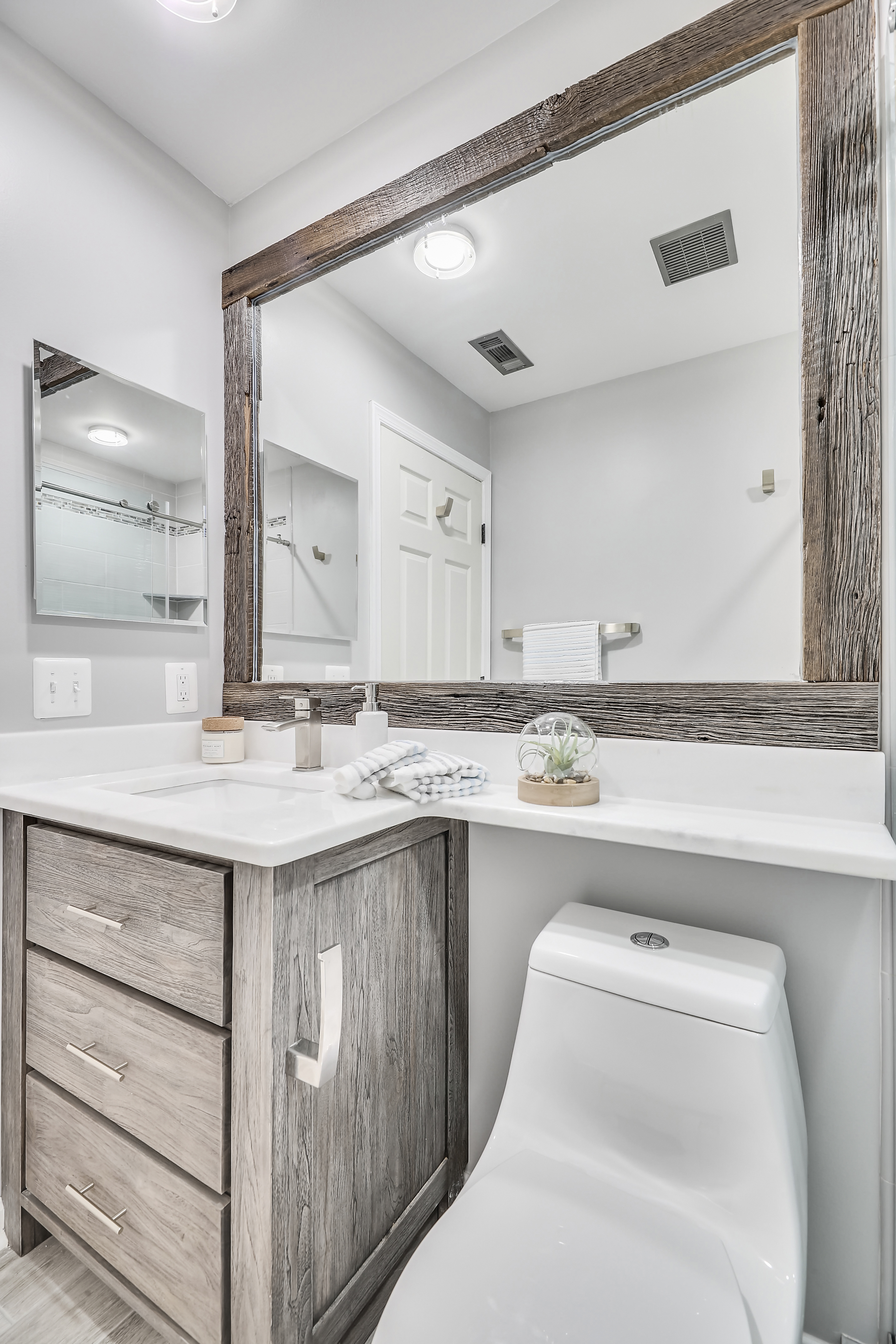 Upper Level-Bath-12I0021